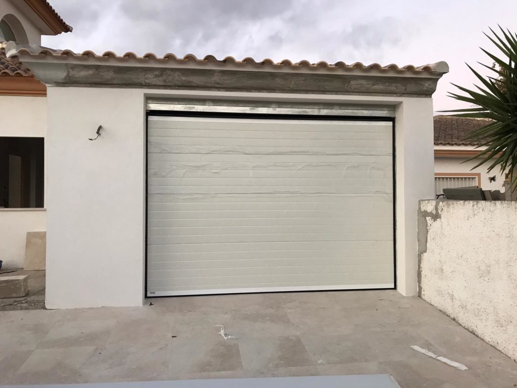 puerta de garaje automatizada
